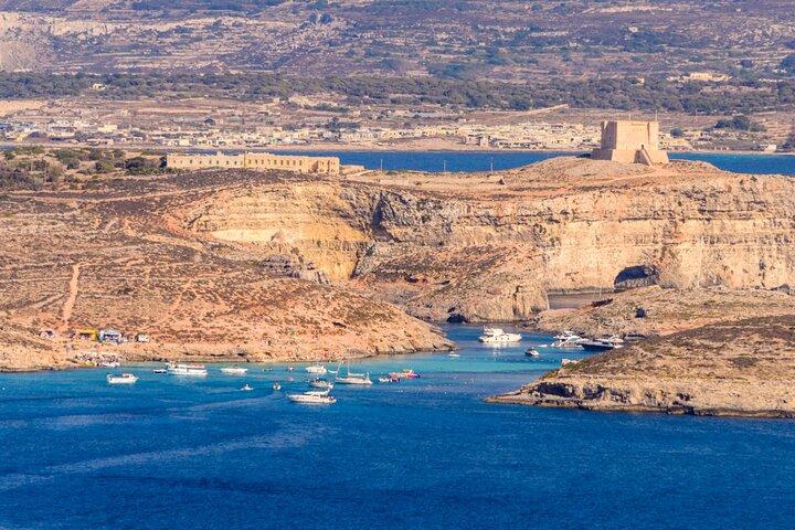 Tour privado por la mañana en kayak Gozo y Comino