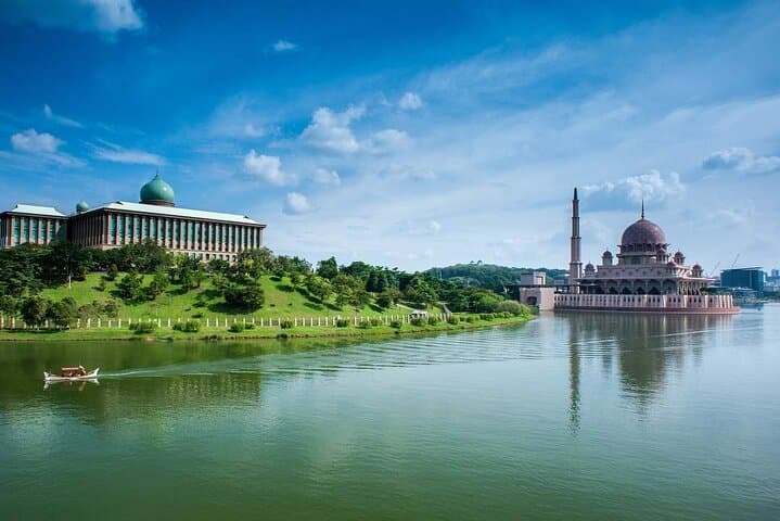 Putrajaya Open Air Tour from Kuala Lumpur with Sight SeeingCruise
