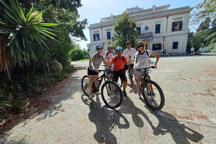 Excursão turística privada na cidade de Corfu em mountain bike elétrica