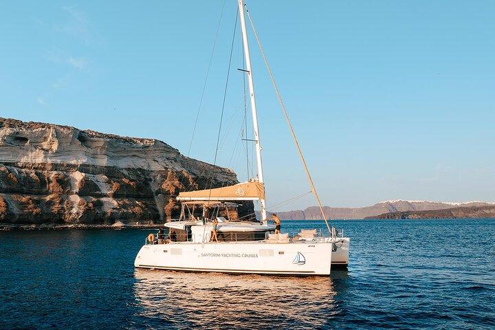 Lyxig Santorini Sunset Cruise: Middag, BBQ, Open Bar, Transfers