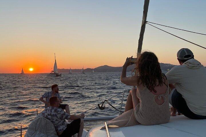 Crucero en velero al atardecer en Santorini: cena, barbacoa, barra libre, traslados