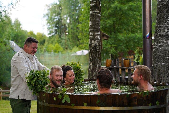 Rituel de sauna humide letton traditionnel avec bain à remous aux herbes