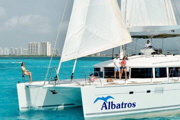 交通機関付き、イスラ・ムヘーレス島への豪華カタマランツアー