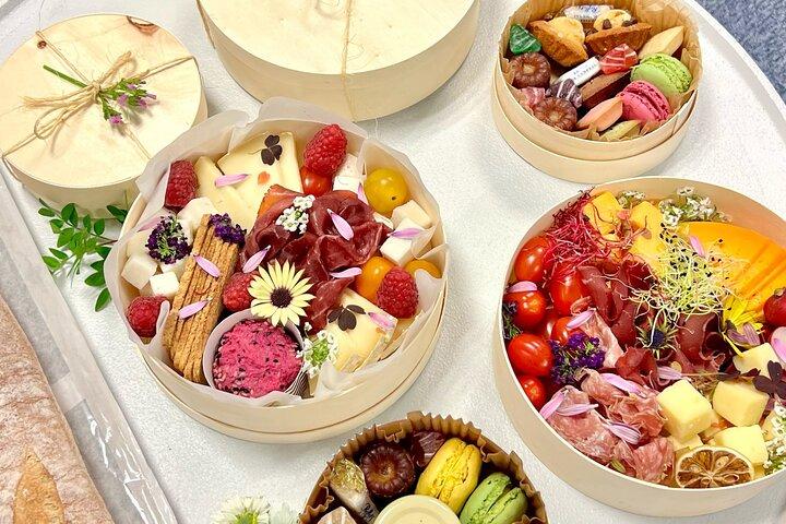 3h Gourmet and Guided Tour in Paris by Premium Bus