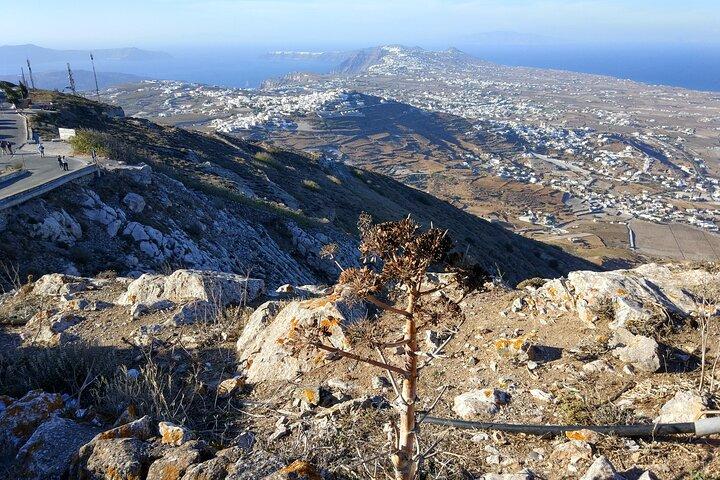 イアのワインテイスティングと夕日を楽しむサントリーニ島の人気観光スポット