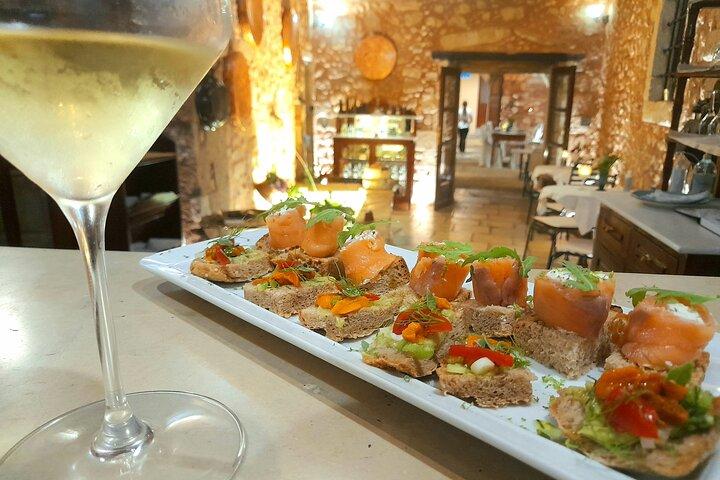 Cata de vinos y maridaje de comida de 2 horas en Rethymno, Creta, Grecia
