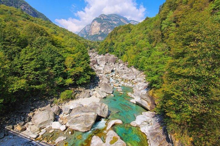 Valle Verzasca: barrage Ascona 007 et eaux cristallines