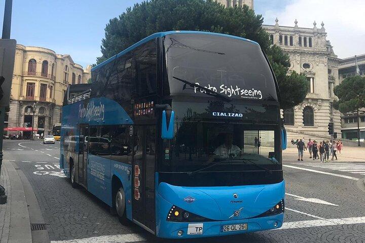 Porto Hop On Hop Off Bus Tour met Wijnproeverij & Nachttour