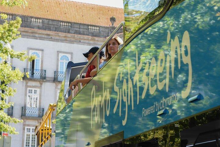 Porto Hop On Hop Off Bus Tour met Wijnproeverij & Nachttour