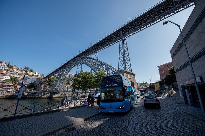 Porto Hop On Hop Off Bus Tour met Wijnproeverij & Nachttour