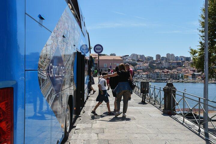 Porto Hop On Hop Off Bus Tour met Wijnproeverij & Nachttour