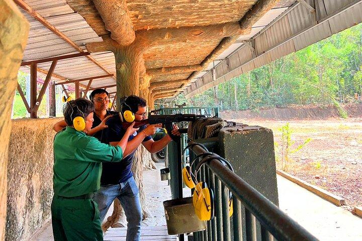 VIP Tour: Cu Chi Tunnels Halvdag | Option: Rigtige skydevåben