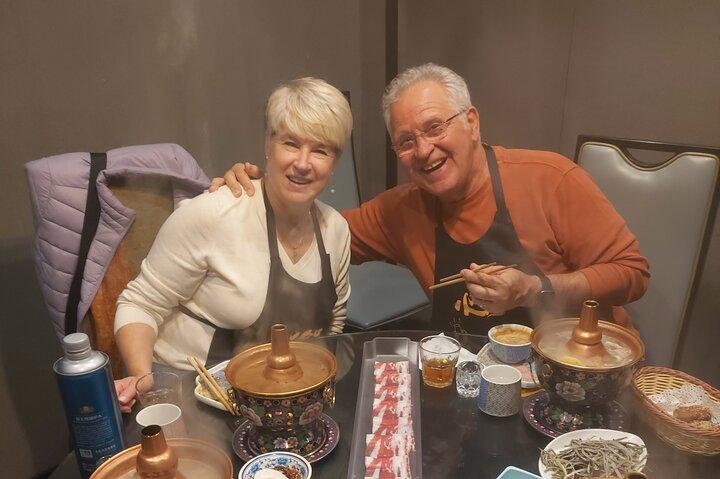 Assaggia la cena mongola con piatto caldo e birra a flusso libero nel vecchio Hutong.