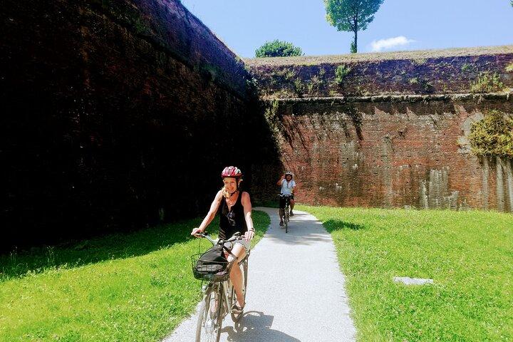 Private Führung durch Lucca mit dem E-Bike oder Stadtrad