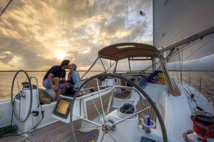 Vela privata di lusso al tramonto sul 50ft Sailing Yacht Fate BYOB