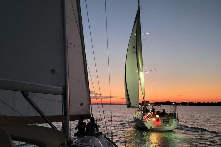 Vela privata di lusso al tramonto sul 50ft Sailing Yacht Fate BYOB