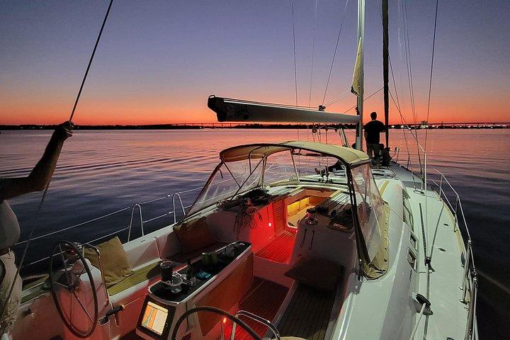 Vela privata di lusso al tramonto sul 50ft Sailing Yacht Fate BYOB