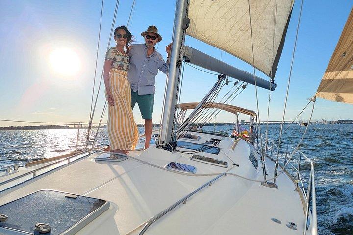 Vela privata di lusso al tramonto sul 50ft Sailing Yacht Fate BYOB