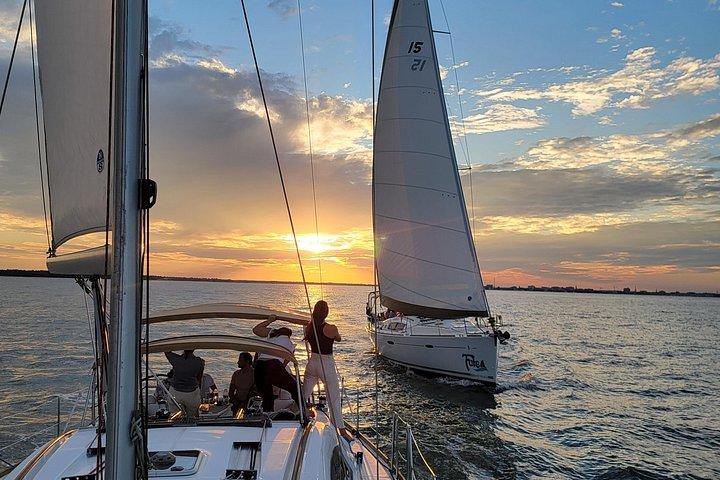 Vela privata di lusso al tramonto sul 50ft Sailing Yacht Fate BYOB