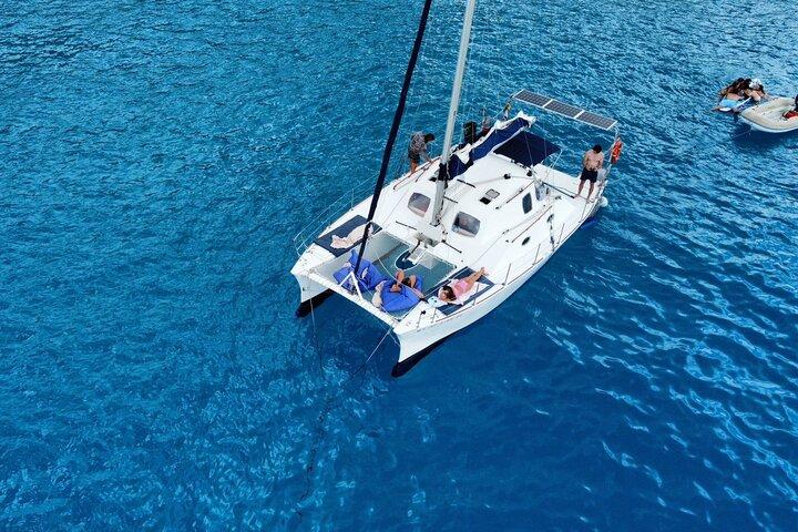 Viagem de dia inteiro em Ibiza e Formentera a bordo do nosso catamarã