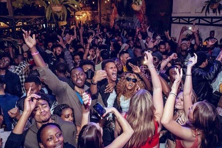 Tour della vita notturna di Nairobi con guida locale