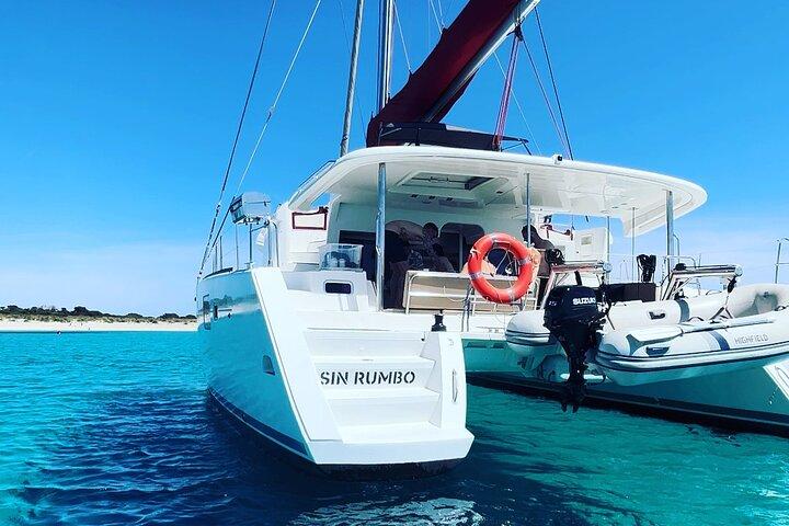 Excursão privada de catamarã por Formentera