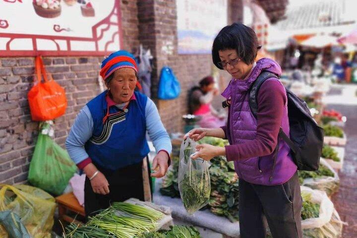 ナシ族のホストと一緒に地元の食品市場と少数民族の料理を探索