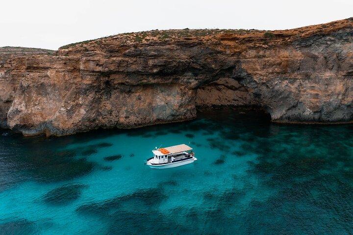 Mergulho com snorkel nas praias e baías da Lagoa Azul em Comino