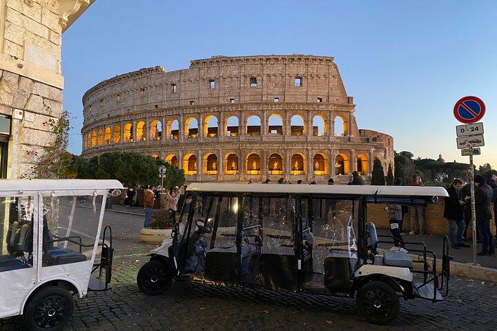 Roma com carrinho de golfe à noite com pizza e sorvete