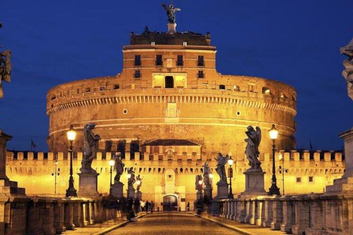 Roma com carrinho de golfe à noite com pizza e sorvete