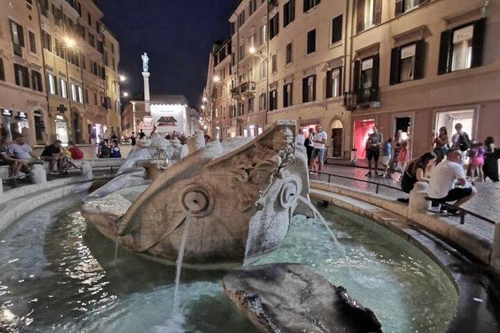 Roma com carrinho de golfe à noite com pizza e sorvete