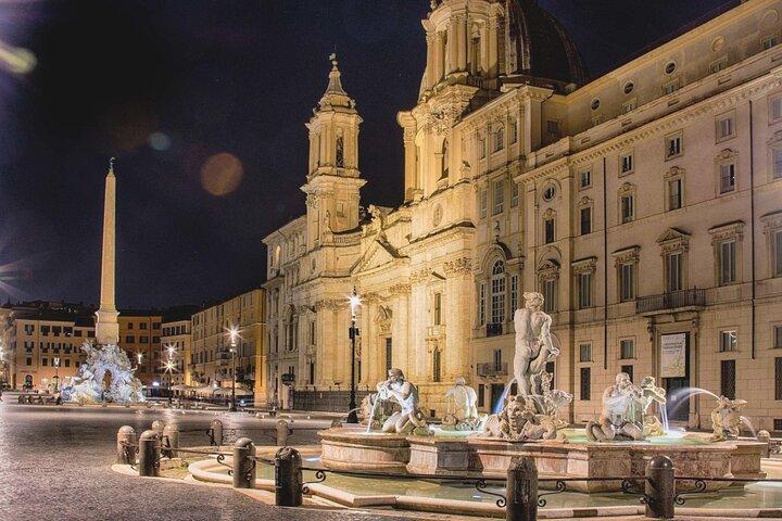 Roma com carrinho de golfe à noite com pizza e sorvete