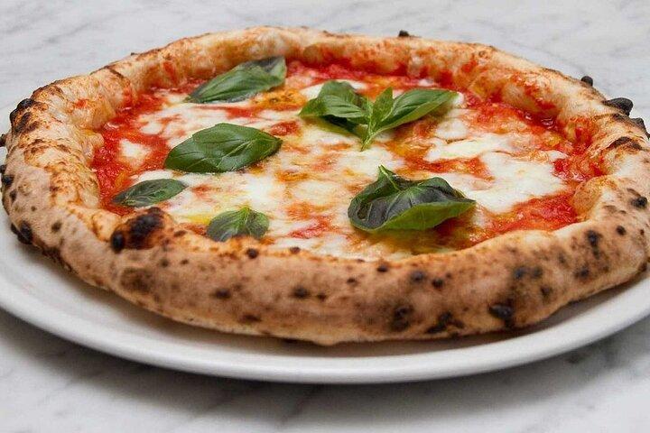 Roma com carrinho de golfe à noite com pizza e sorvete