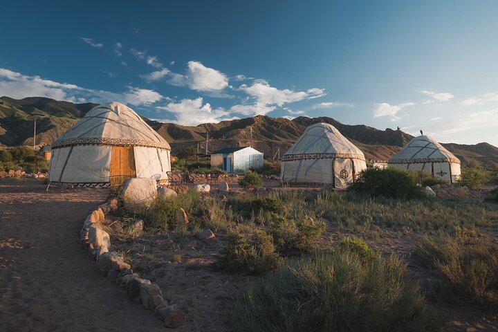 2 días de paseo a caballo por los cañones del lago Issyk Kul y estancia en yurta