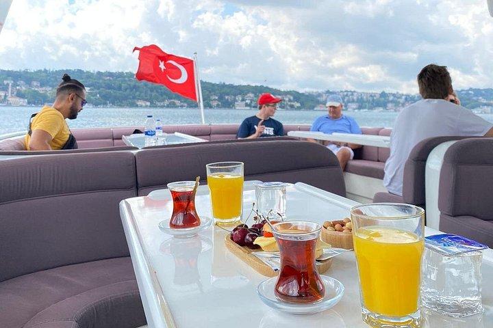 ガイド＆アジアンサイドストップ付き豪華ヨットでのボスポラスクルーズ