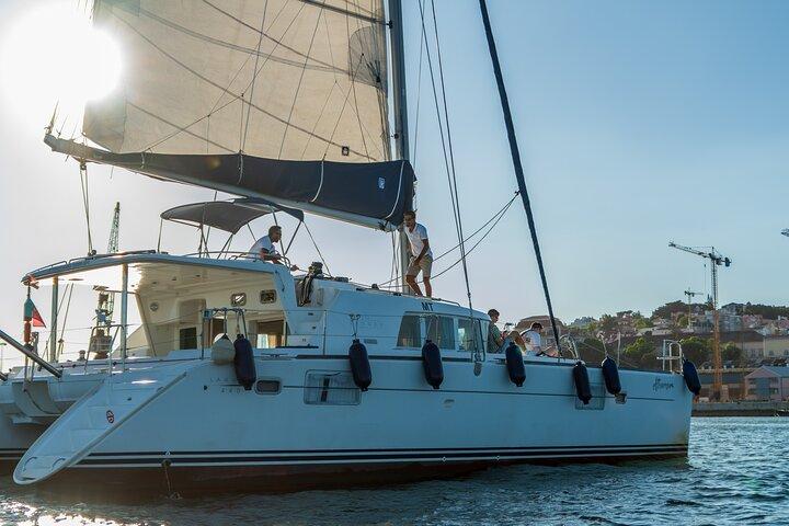 Privé Catamaran Tour : Lissabon kustcruise met barbecue en drankjes