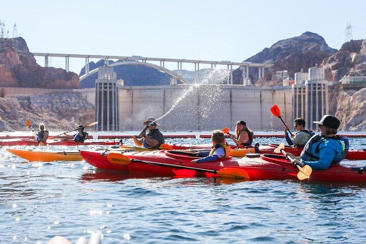 Excursión en kayak por Hoover Dam Discovery con vistas al lago Mead