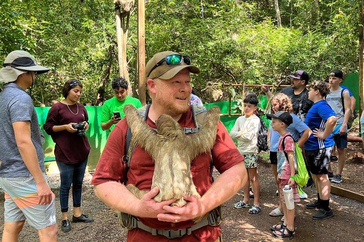 Sloth and Monkey Park Privat rundtur i Roatan med upphämtning