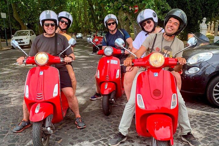 Guida la tua Vespa attraverso Roma con una Guida Locale