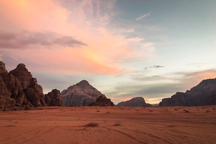 Tour di gruppo di 2 giorni da Amman a Petra Wadi Rum Aqaba Mar Morto