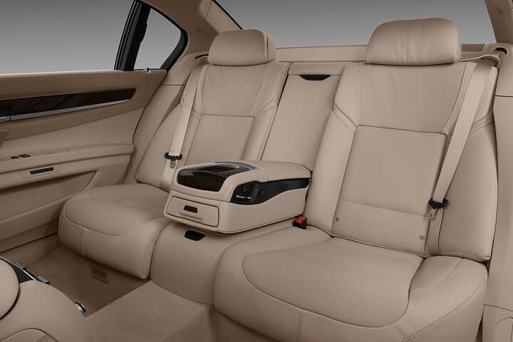 Sedan Arrival Transfer from LaGuardia Airport LGA to Manhattan