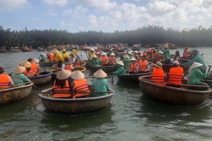 Udforskning af Basket Boat Tour i Hoi An med lokale mennesker