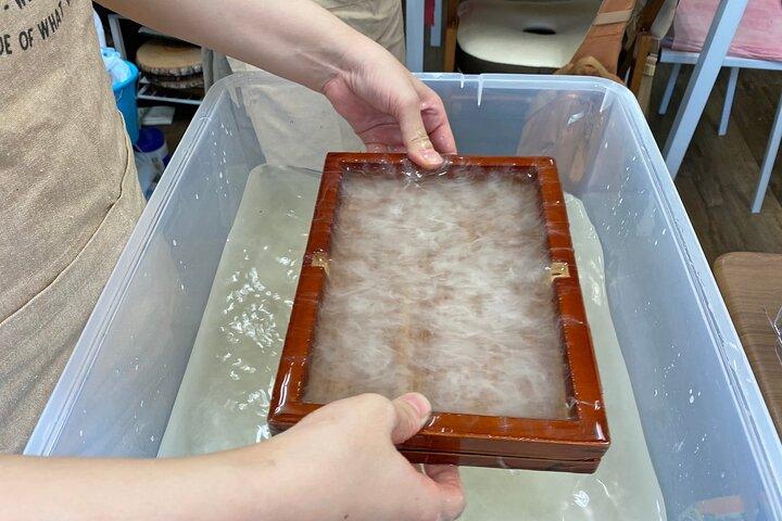 上野で本格的な手漉き和紙作り体験