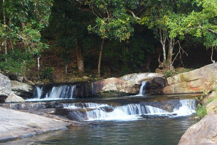 ディヤルマ滝と天然プールバス、ランチ付き