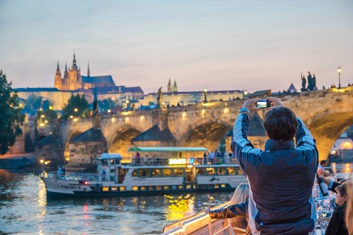 Praga: cruzeiro turístico de barco com jantar buffet
