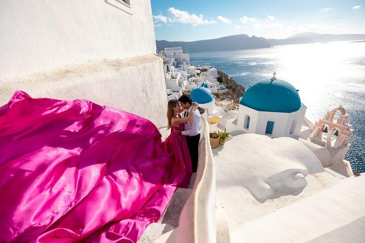 サントリーニ島イア：プライベートフライングドレス写真撮影