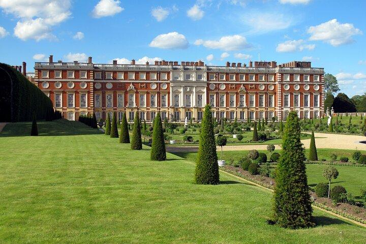 Hampton Court Palace Private Tour from London