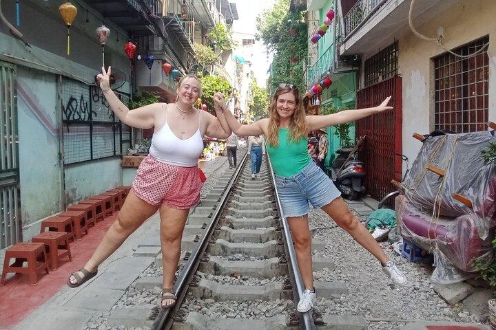 Visite de la rue du train à Hanoï