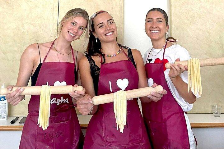 Roma: Hands-On Pasta & Wine Class Passos do Pantheon & Trevi