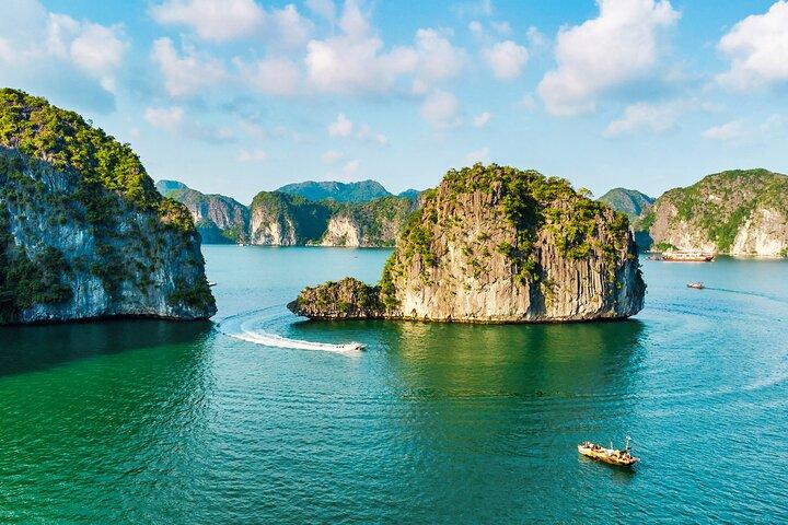 Puesta de sol en la bahía de Lan Ha a la aldea de Viet Hai para mirar la bahía de Ha Long